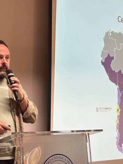 Un hombre presenta un mapa de centros de reclutamiento en América del Sur en un evento.