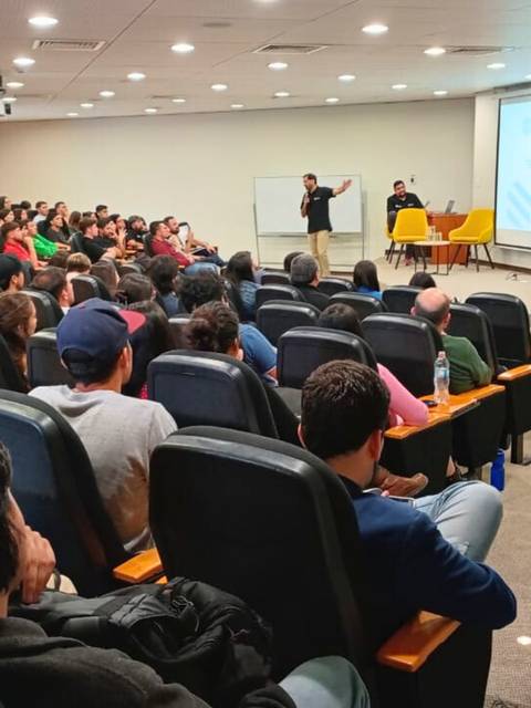 Un auditorio lleno de personas asistiendo a una conferencia sobre Ingeniería.