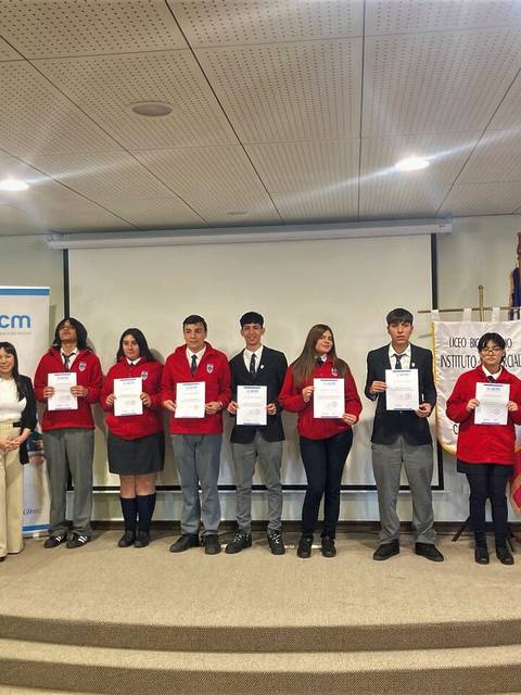 Un grupo de estudiantes posan con certificados en un evento académico.