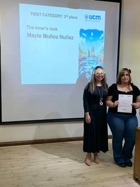 Tres personas posan en una entrega de premios, sosteniendo un certificado en un entorno académico.