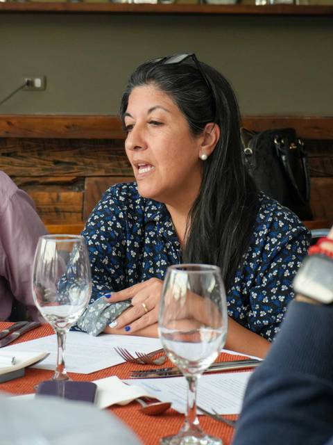 Un grupo de personas en una conversación durante una comida en un ambiente informal.