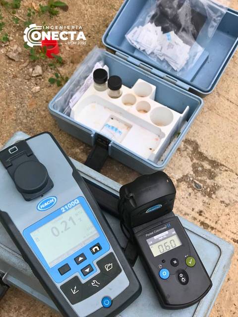 La imagen muestra un kit de muestreo con diversos instrumentos de medición sobre una superficie de tierra.