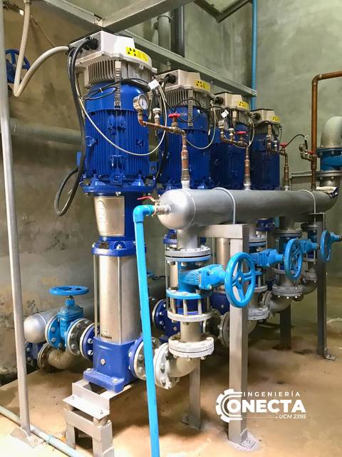 La imagen muestra un conjunto de bombas y válvulas en una instalación industrial.