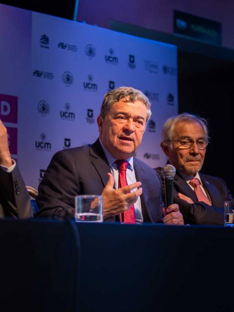Un grupo de personas discute en un panel durante un congreso sobre el futuro.