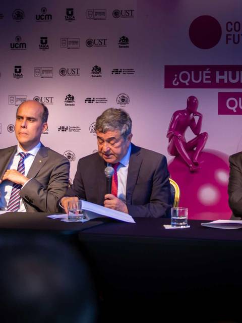 Un panel de discusión durante el Congreso Futuro con varios oradores sentados frente a un público.