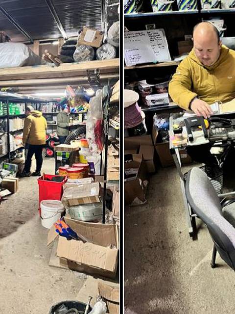 Una imagen de un taller desordenado con personas trabajando y estanterías llenas de productos.