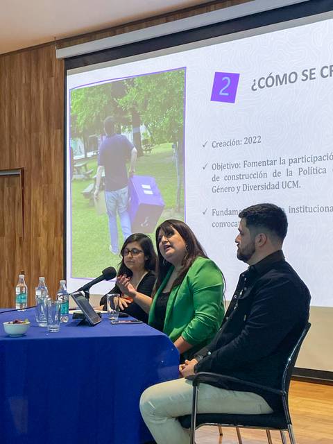 Una presentación sobre la construcción de la Política de Género y Diversidad UCM en un evento al aire libre.