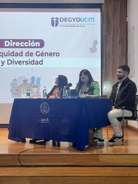Una mesa de panelistas en un evento sobre equidad de género y diversidad.