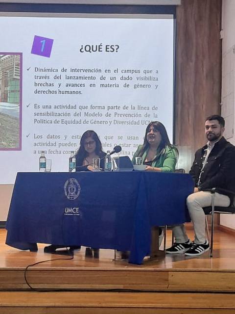 Imagen de una presentación en un aula sobre género y derechos humanos.