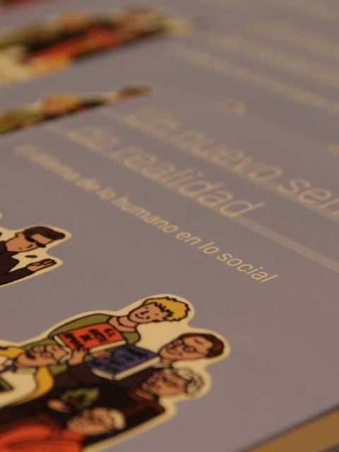 La imagen muestra varios libros con un diseño colorido y personajes ilustrados en la portada.