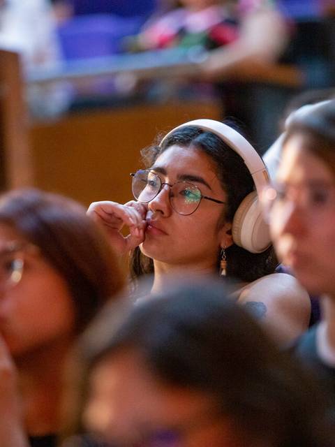 Un grupo de personas observa atentamente en un evento o conferencia.