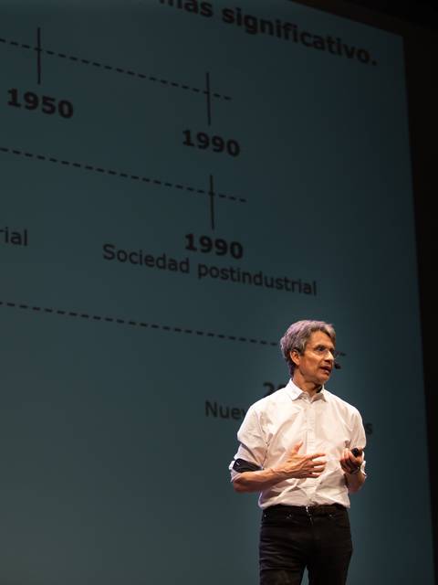 Un ponente habla sobre las distintas sociedades a lo largo de la historia en un evento.