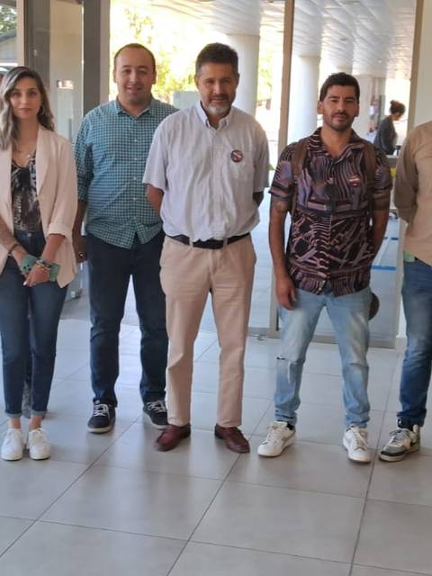 Un grupo de personas posando para una foto en un edificio moderno.