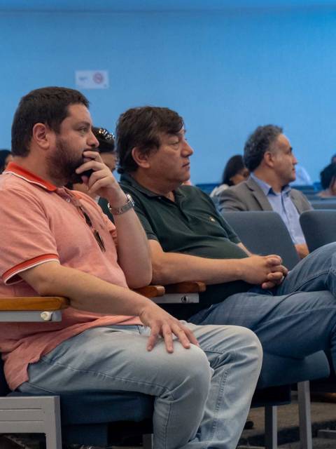 Una audiencia sentada escuchando atentamente en un evento.