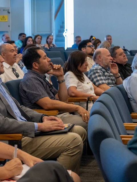 Una multitud observa atentamente en un evento o conferencia.