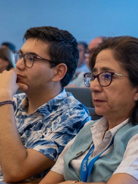 Un grupo de personas escucha atentamente durante una conferencia.