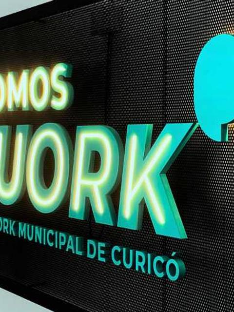 Es un letrero luminoso del espacio de cowork municipal en Curicó.