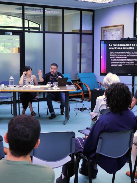 Una charla sobre relaciones en un ambiente académico.