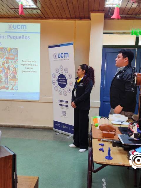 Presentación de un proyecto educativo en una sala de clases.