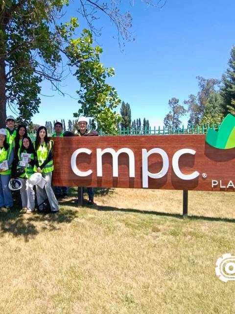 Grupo de estudiantes en la planta CMPC Maule, listos para aprender sobre la industria.