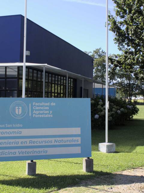 La imagen muestra la facultad de Ciencias Agrarias y Forestales en el campus San Isidro.