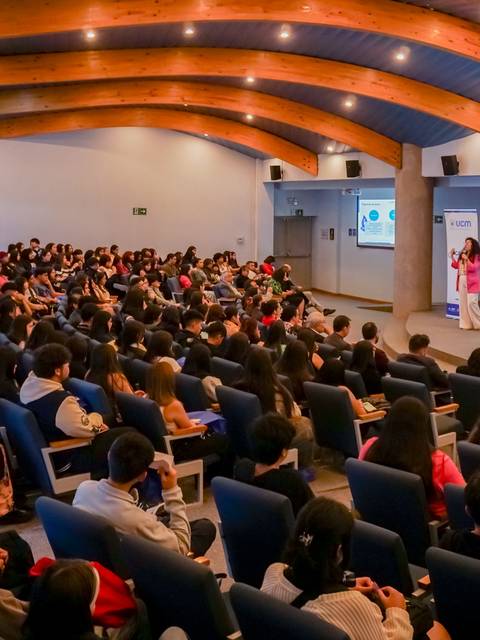 Una charla en un auditorio con una gran audiencia en Chile.