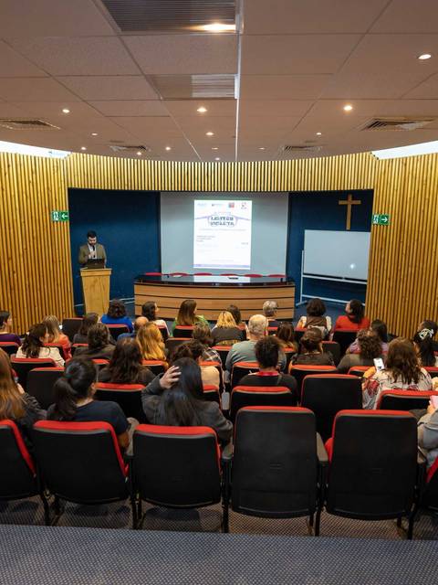 Una charla con un grupo de personas en un auditorio.