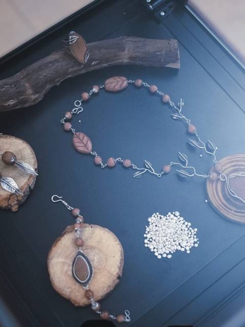 Una hermosa exhibición de joyas artesanales sobre un fondo negro.