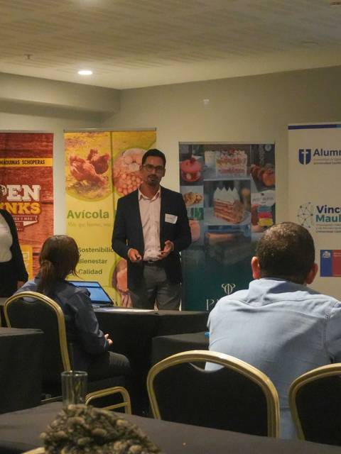 En un seminario, un experto presenta sobre emprendimiento a un grupo de asistentes en un ambiente académico.