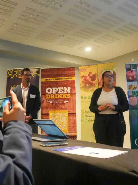 Una presentación en un evento donde se habla sobre comida y bebidas.