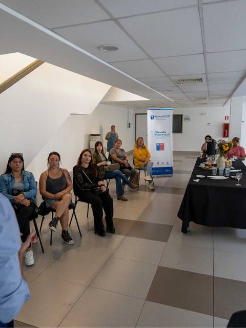 Una charla en un salón lleno de personas sentadas escuchando a un expositor.