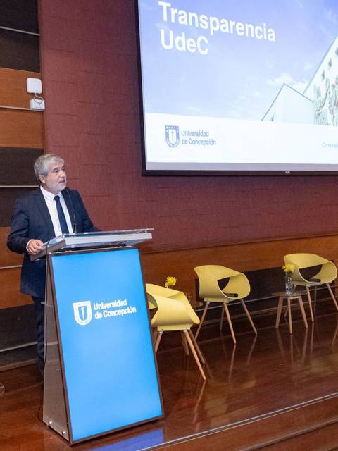 Un profesional expone sobre la transparencia en la Universidad de Concepción.