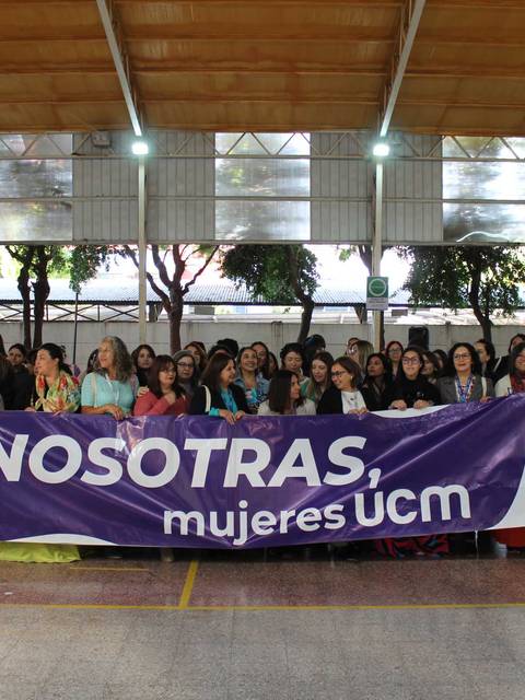 Un grupo numeroso de mujeres se reúne, sosteniendo una pancarta que dice 'NOSOTRAS, mujeres UCM'.