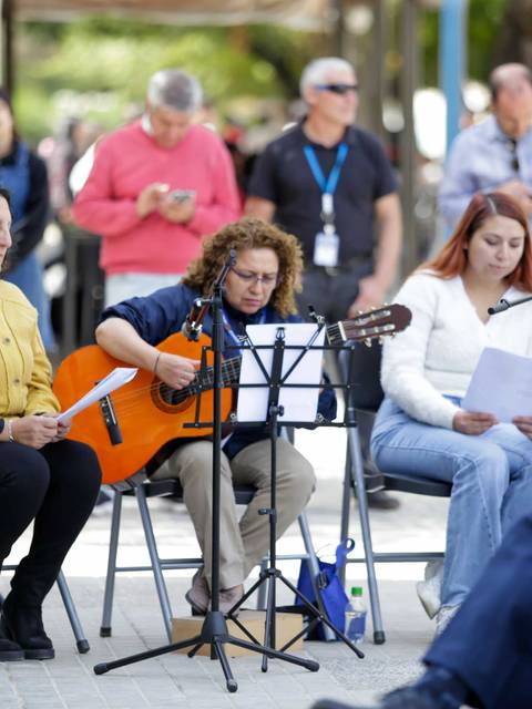 Un grupo de mujeres toca música en un evento al aire libre.