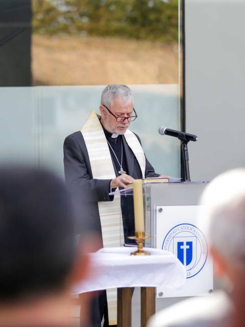 Un sacerdote oficiando una ceremonia al aire libre.