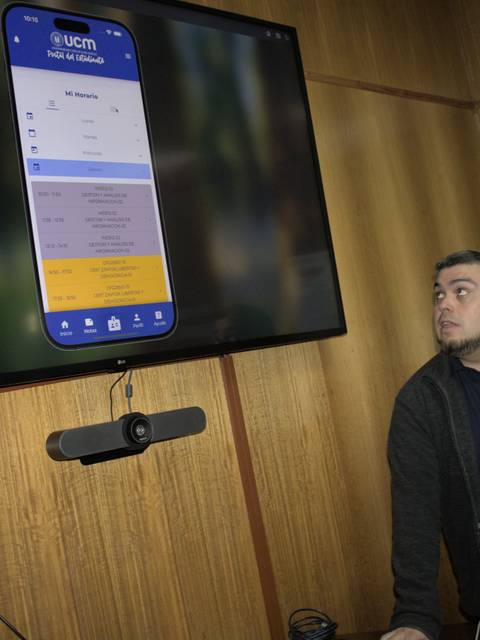 Un cabro está mirando una pantalla mostrando una app en su celular.