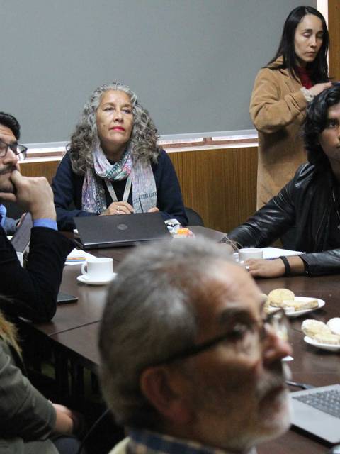 Una reunión de trabajo donde los participantes están atentos a la presentación.