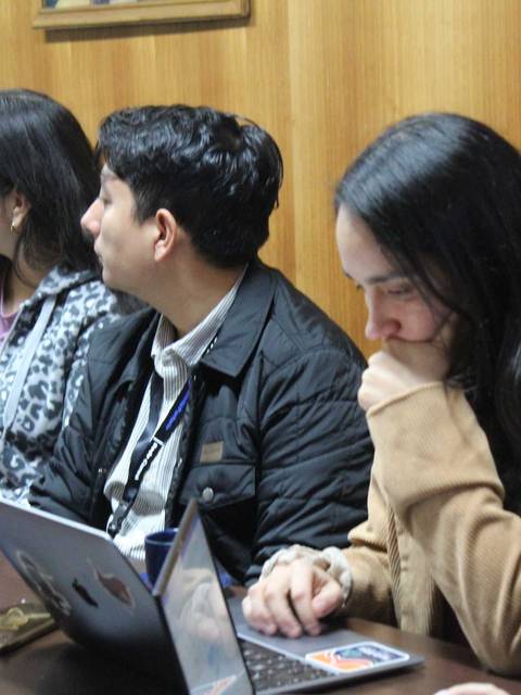 Un grupo de personas concentradas en una reunión.