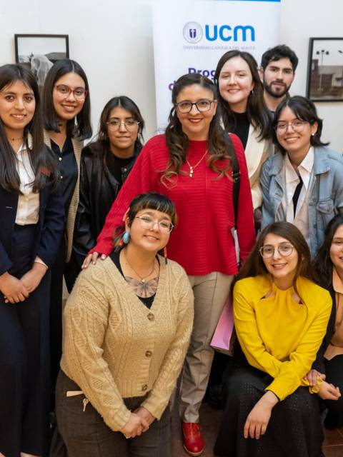 Grupo de estudiantes posando juntos en un evento de la universidad.