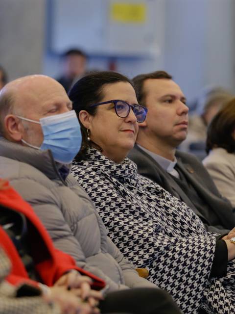 Una audiencia atenta en un evento formal en Chile.