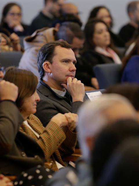 Un grupo de personas atentas en una charla o conferencia.