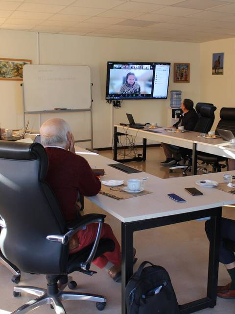 Una reunión de trabajo donde los participantes están atento a una presentación en línea.
