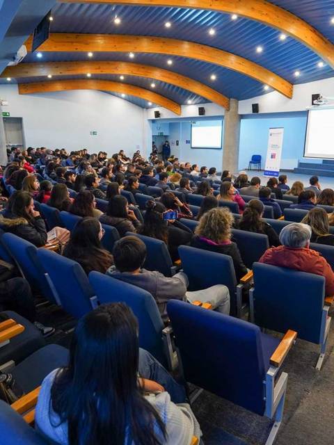 Una conferencia con un gran público en un auditorio chileno.