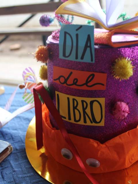 Un colorido sombrero decorado para el Día del Libro.