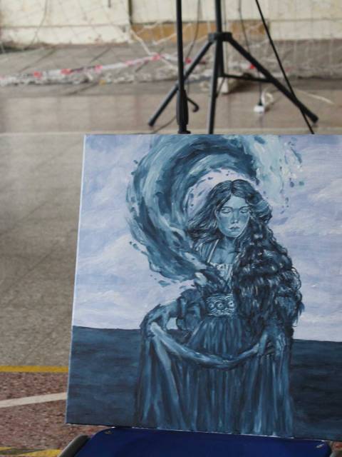 Una pintura que representa a una mujer con cabello largo y rizado, rodeada de un aire místico.