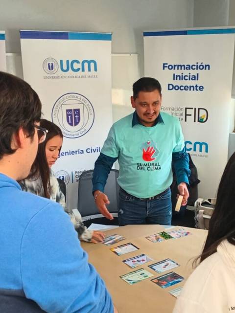 Un grupo de estudiantes interactuando en una actividad educativa en la UCM.
