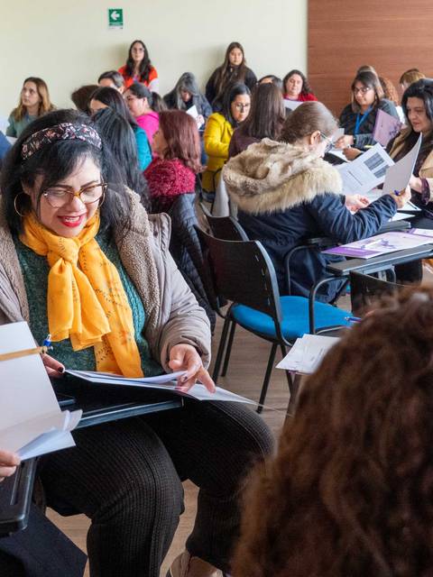 Un grupo de mujeres participando activamente en una capacitación.