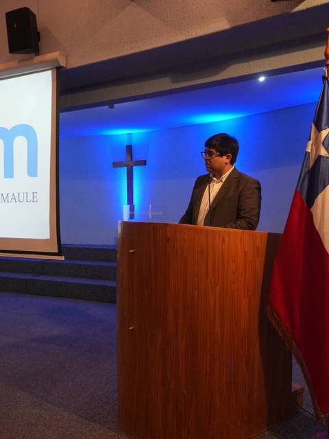 Un expositor habla en un evento de la Universidad Católica del Maule.