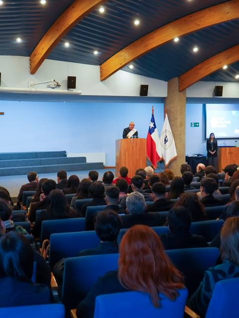 Un evento con muchas personas reunidas en un auditorio durante una presentación.