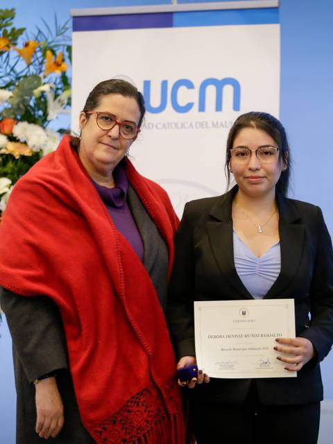 Una jovencita recibiendo un certificado en una ceremonia formal.